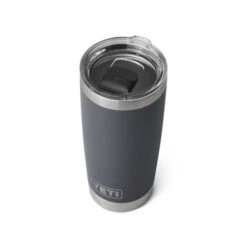 Yeti Rambler 20 Oz Tumbler - Charcoal 7 Yeti Rambler 20 Oz Tumbler - Charcoal -Exporteren Haak Lijn Winkel SKU 0305 CHA 3